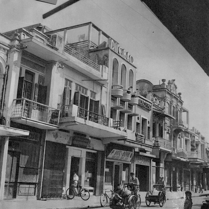 visit hanoi old quarter hang bac street